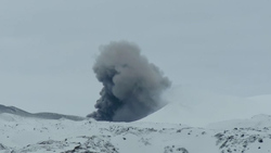 Курильчанин снял на видео облака пепла над Эбеко