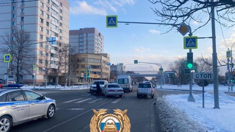 Водитель Toyota Crown въехал в Toyota Land Cruiser Prado в Южно-Сахалинске 18 декабря