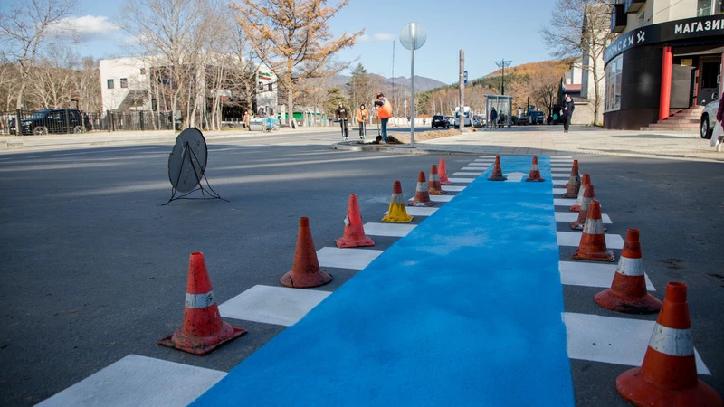 Для велосипедистов Южно-Сахалинска сделали первый дорожный переезд с разметкой