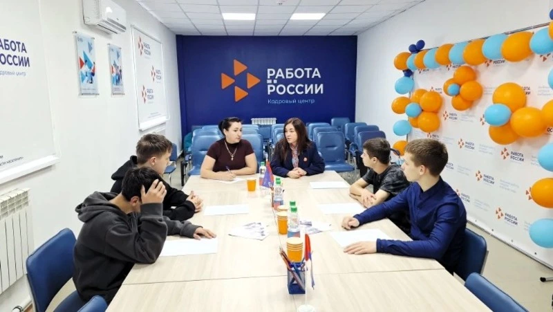 Более 860 школьников Сахалинской области устроились на работу с начала 2026 года