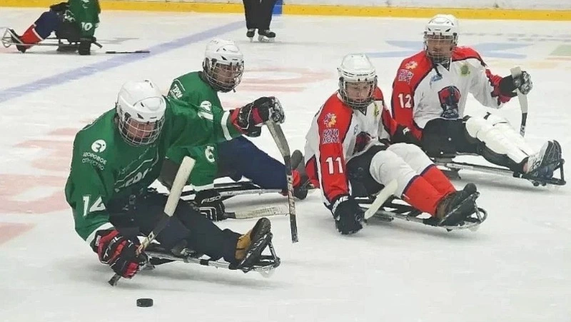 Ветераны СВО и юные хоккеисты встретились в матче на льду Южно-Сахалинска