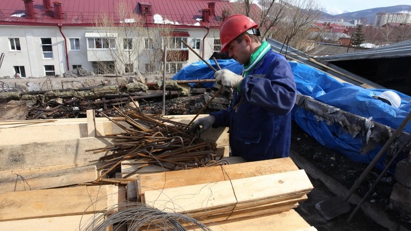 Жителям горевшего дома в Южно-Сахалинске назвали сроки восстановления крыши