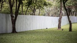 Любитель легкой наживы разобрал забор в Макарове на стройматериалы