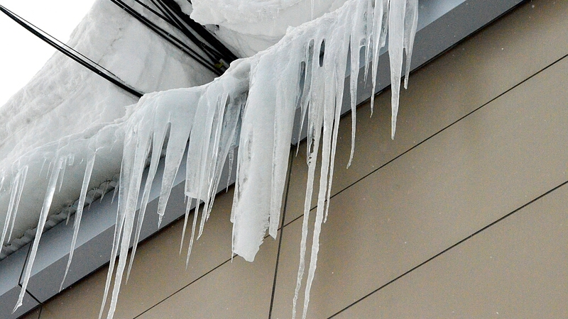 Мэрия Южно-Сахалинска призывает горожан сообщать об опасных сосульках