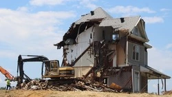 В Смирных снесли опасные заброшки возле школы