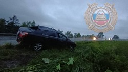 Водитель Geely Emgrand вылетел в кювет на автодороге Южно-Сахалинск — Корсаков