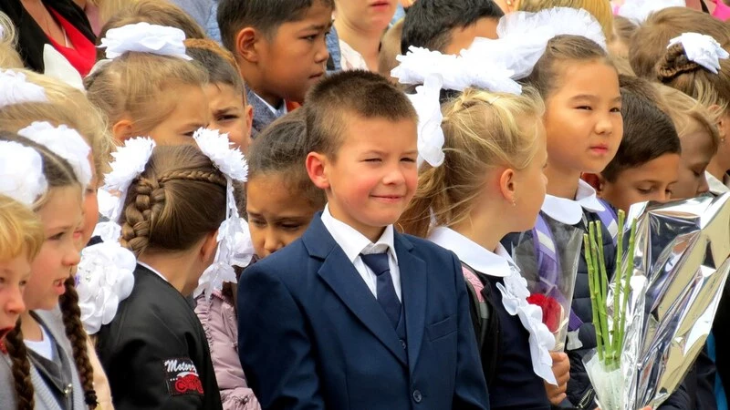 Банты не выходят из моды сахалинских школьников более 70 лет