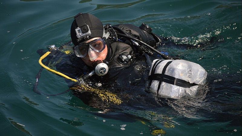 Водолазы продолжают искать тело утонувшего на Сахалине рыбака