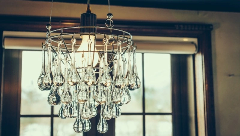 У жительницы Кузбасса арестовали люстру из-за неуплаты штрафов ПДД