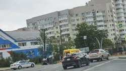 Toyota врезалась в столб на кольцевой развязке у площади Победы в Южно-Сахалинске