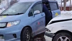 Водитель Toyota Carina въехал в такси 
