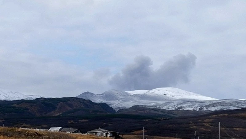 Вулкан Эбеко третий раз за неделю выбросил столб пепла