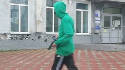 Парень с пистолетом разгуливал по улицам Холмска