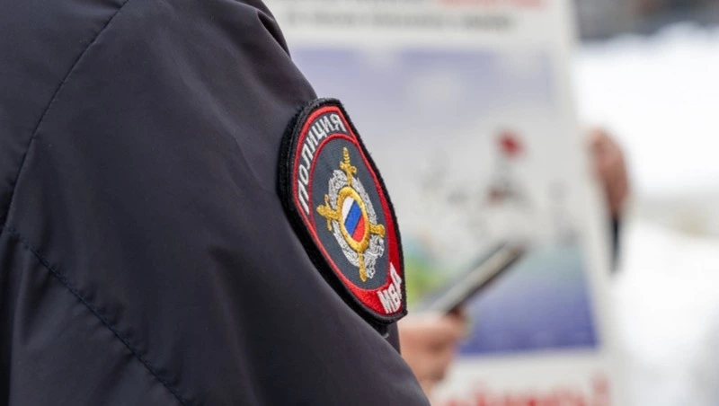 Воры столкнулись с полицейским прямо у двери ограбленной квартиры в Холмске 