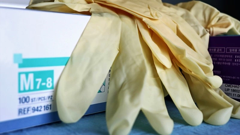 Макаровским медикам привезли бракованные перчатки