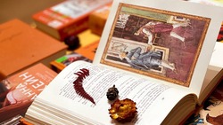 Библиотека составила подборку оранжевых книг для осени в Южно-Сахалинске