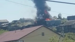 «Там что-то рвануло»: в Томари вспыхнули гаражи