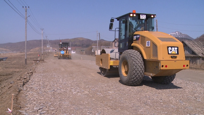 Новая дорога между холмскими селами в четырех местах пошла трещинами