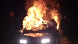 Пожарные потушили горевший автомобиль в Поронайске 