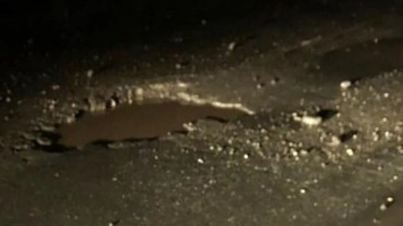 Две машины за 10 минут вывела из строя гигантская яма на юге Сахалина