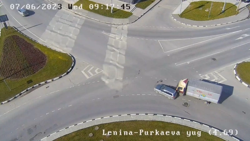  Момент ДТП на кольце в Южно-Сахалинске запечатлели камеры видеонаблюдения
