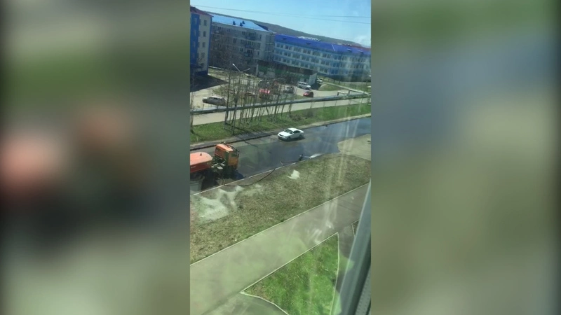 «Прикольно! Дома ни грамма воды, а дорогу моют». Шахтерцев возмутила помывка улиц во время безводья