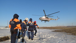 Спасатели МЧС на вертолете полетели искать рыбаков, пропавших в Макаровском районе