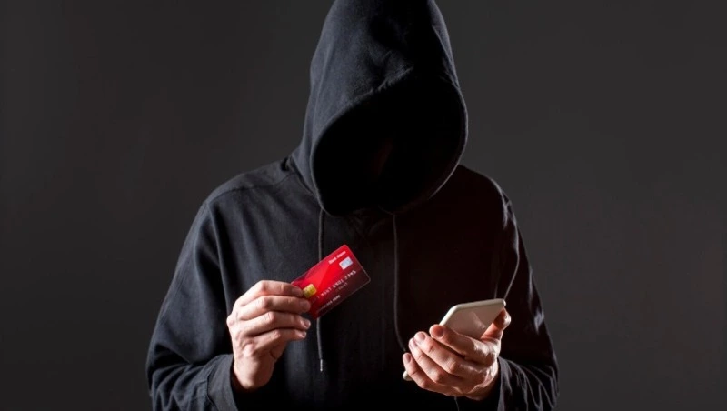 Жительница Сахалина меняла полис ОМС и лишилась четверти миллиона рублей