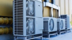 Кондиционеры на фасаде дома: кто обязан их снять по решению суда