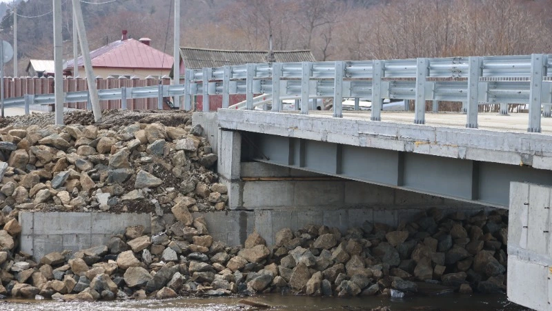 На новом мосту через реку Казачку в Невельском районе скоро начнут укладывать асфальт