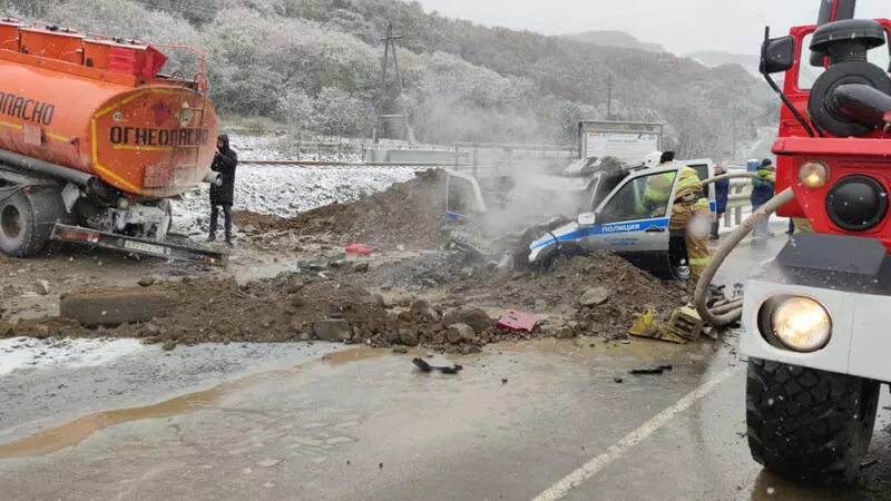 Полицейских увезли в больницу после ДТП в Макаровском районе