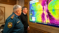 Мощный циклон не отступает от Сахалина: ликвидация последствий стихии продлится всю ночь
