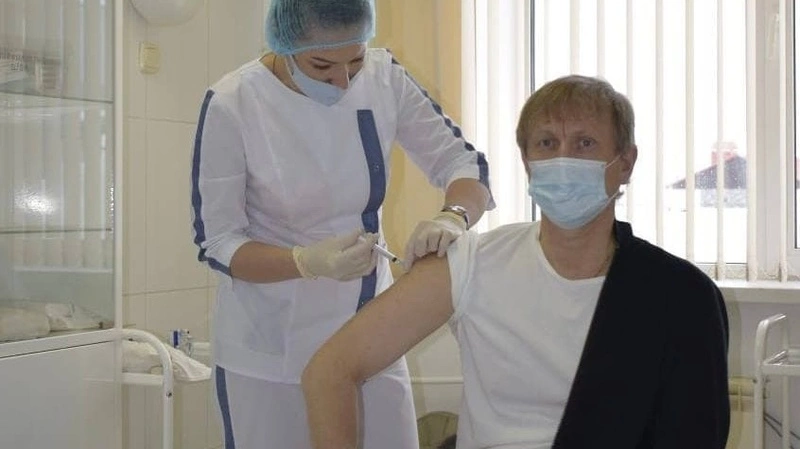 Мэр Курильска возглавил первую группу добровольцев на прививку от COVID-19