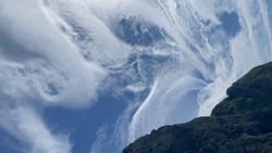 Туристы увидели в небе над Кунаширом перистые облака