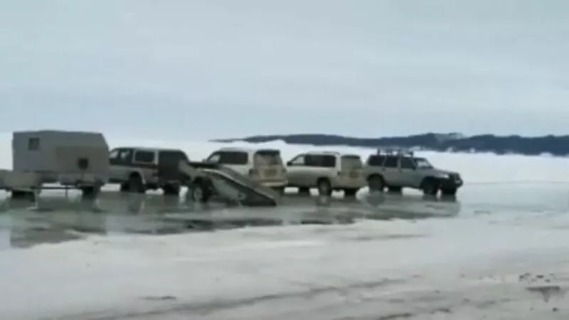 Большой прилив на побережье Сахалина подтопил машины рыбаков