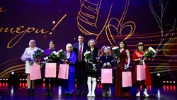 В Сахалинской области многодетным матерям вручили медали «Материнская слава»