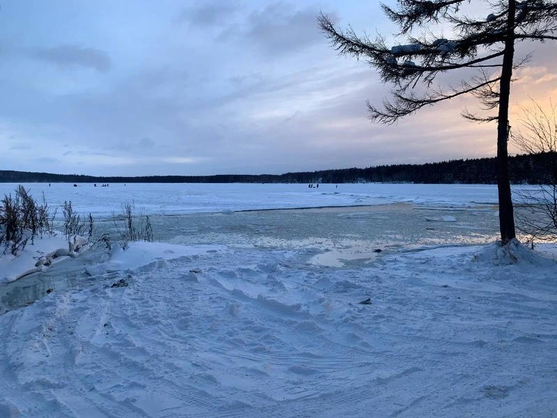 «Машины в воде»: на сахалинском озере Изменчивом разрушился лед