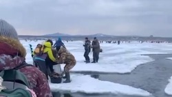 «На берег бегом!»: десятки рыбаков застряли на оторванной льдине в селе Стародубском