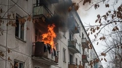 В Охе едва не сгорел расселенный многоквартирный дом из-за мусора на балконе