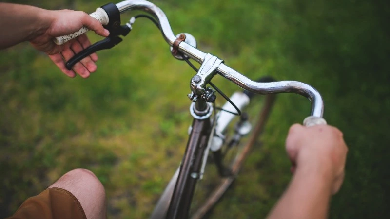 Водитель Lexus сбил ребенка на велосипеде на юге Сахалина