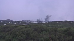 Вулкан Эбеко выбросил столб пепла на высоту 3 км над уровнем моря 23 марта