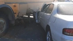 Водитель Toyota Cresta въехал в автобус с 20 детьми на юге Сахалина