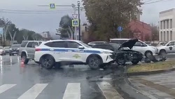 Два внедорожника перегородили перекресток в Южно-Сахалинске