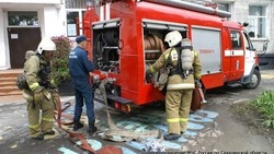 Пожар разгорелся в расселенном доме в Охе 27 апреля