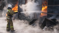Пожарные потушили нежилое строение в Ногликском районе