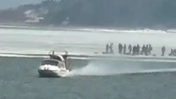 Появилось видео операции по спасению рыбаков со льдины в Корсаковском районе 