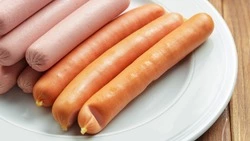 Шокирующий рейтинг Роскачества: в популярных сосисках нашли опасные бактерии и антибиотики