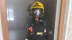 Пожарные спасли человека из горящей квартиры в Долинске 26 октября