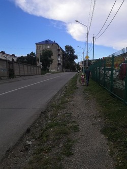 «В кого кинуть тапком?»: жители недовольны отсутствием тротуара в центре Корсакова