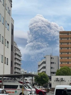 15 мая на японском острове Кюсю вулкан Сакурадзима начал извержение